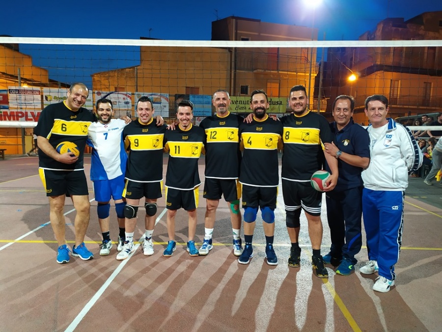 LA SQUADRA DI PALLAVOLO DELLA BASE MILITARE DI SIGONELLA VINCE A RADDUSA LA GARA INAUGURALE DEL TORNEO FRANCESCO ASERO (8^ EDIZIONE)